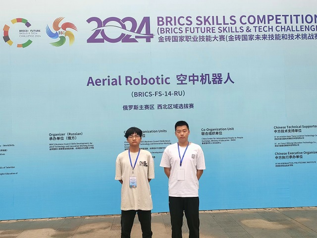 圖為獲獎學(xué)生合影 - 副本.jpg