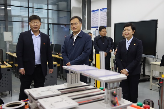 1731655116771426.jpg 教育部全國學生資助管理中心副主任涂義才等一行參觀我校實訓中心.jpg