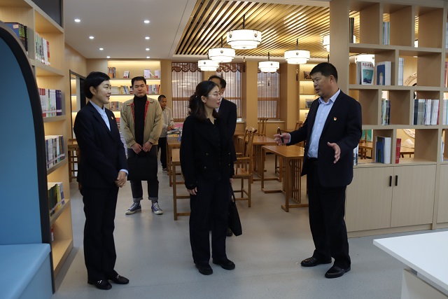 評估專家組參觀我校數(shù)字圖書館 - 副本.JPG