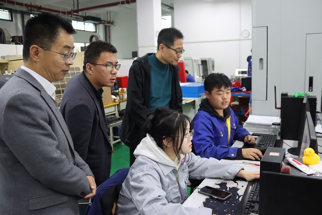 1732090084430692.jpg 渭南技師學(xué)院黨委副書記、院長(zhǎng)張君升一行參觀我校實(shí)訓(xùn)基地1.jpg