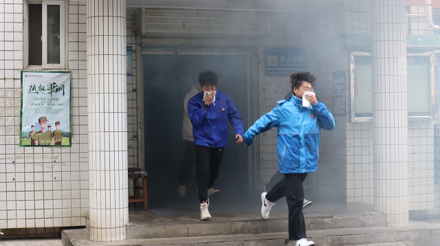 1732244691785223.jpg 圖為應急疏散逃生演練現場.jpg