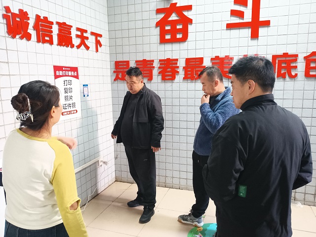 1732244724516586.jpg 我校安委會成員校安委會成員檢查安全隱患.jpg