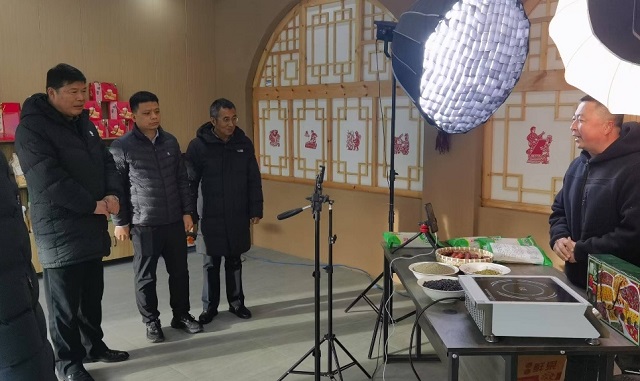 顧學福一行參觀農產品銷售直播室 - 副本.png