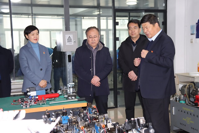 晉中市職業中專學校黨委書記侯企強一行參觀我校實訓基地 - 副本.jpg