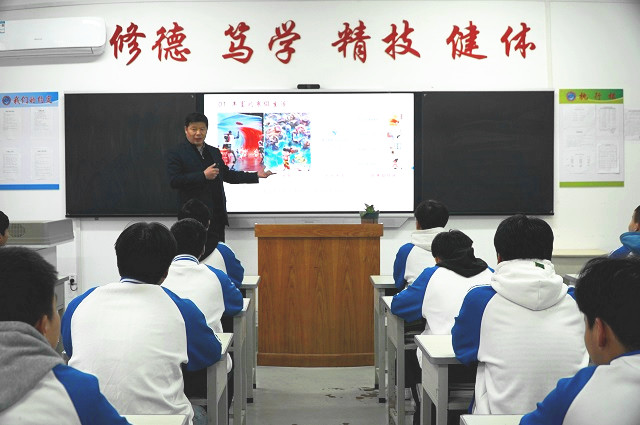 黨委書(shū)記顧學(xué)福為學(xué)生上開(kāi)學(xué)第一課.JPG
