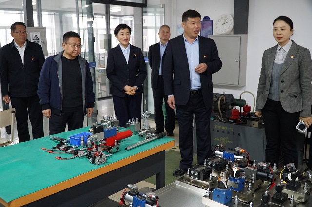 殷利明一行參觀我校實訓場所 - 副本.jpg