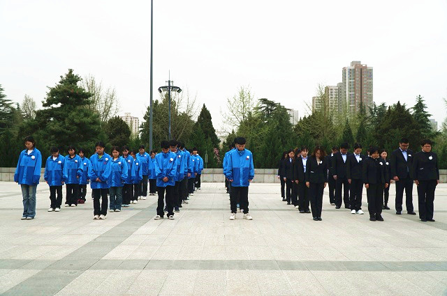 1743149790659977.jpg 我校師生向烈士鞠躬默哀.JPG