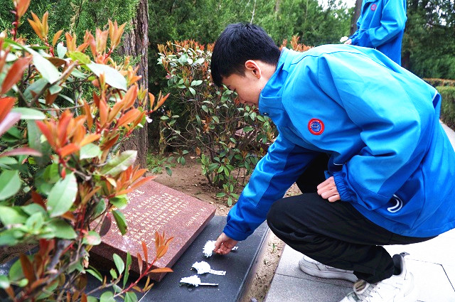 1743149819304319.jpg 學生們向烈士紀念碑敬獻小白花.jpg