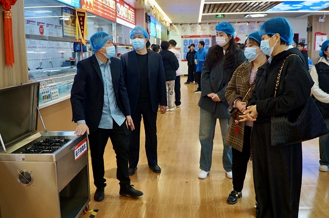 1743410853877168.jpg 家長代表參觀我校學(xué)生餐廳.jpg