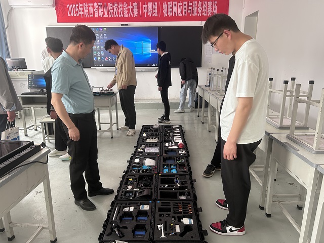 1744188987332016.jpg 參賽選手熟悉比賽場(chǎng)地.jpg