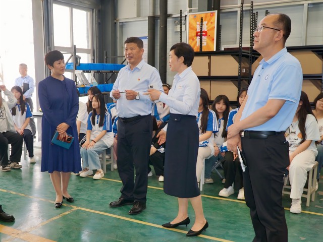 咸陽市秦都區(qū)職業(yè)教育中心一行參觀我校實訓(xùn)場所 - 副本(1).jpg