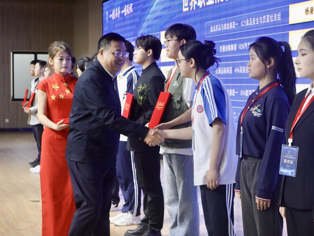 我校學(xué)生成萌嬌代表現(xiàn)代加工技術(shù)獲獎(jiǎng)團(tuán)隊(duì)上臺領(lǐng)獎(jiǎng) - 副本.jpg