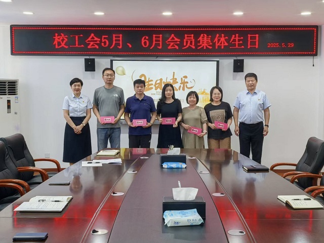 校領導為教職工送生日賀卡 - 副本.jpg