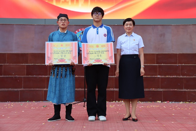 校領(lǐng)導(dǎo)為獲獎(jiǎng)團(tuán)隊(duì)頒獎(jiǎng) (2).jpg