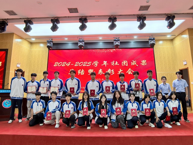 與會老師為獲獎集體和個人頒發(fā)獎狀 - 副本.jpg