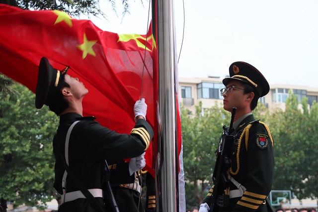 我校舉行“紀念中國人民抗日戰爭暨世界反法西斯戰爭勝利80周年”主題升旗儀式.jpg
