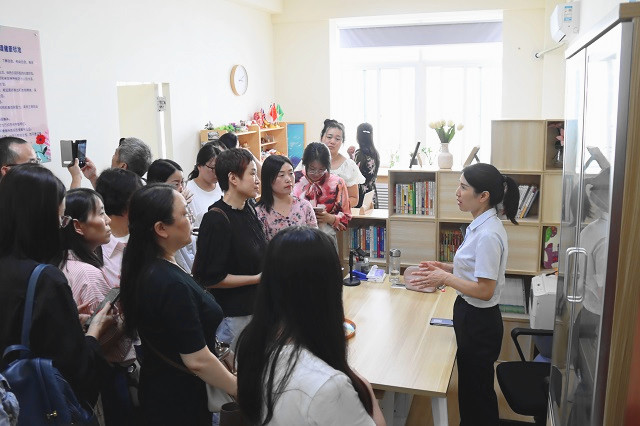 1758011418736208.jpg 心理教師李曉霞詳細介紹心理健康教育中心功能布局與運作模式.jpg