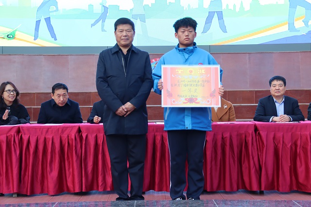 校領(lǐng)導(dǎo)為獲獎(jiǎng)團(tuán)隊(duì)頒獎(jiǎng) - 副本.jpg