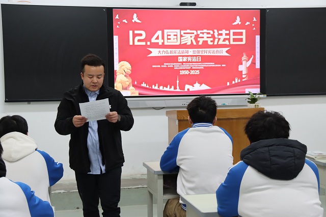 1764818647894953.jpg 我校老師帶領學生學生誦讀憲法重點條文.jpg