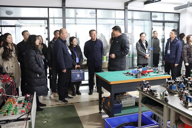 新疆職教同仁參觀我校實訓(xùn)場所 - 副本.jpg