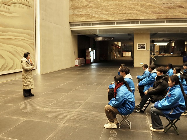 我校團(tuán)學(xué)干部上現(xiàn)場(chǎng)思政課《一本永遠(yuǎn)讀不完的書(shū)》 (2).jpg